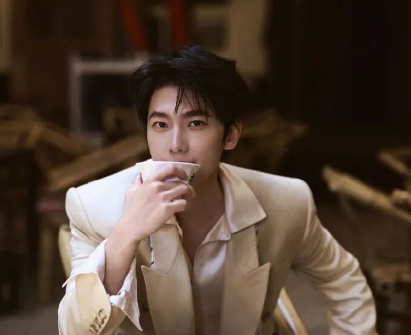楊洋近期一組茶館造型引發時尚話題。圖/取自微信