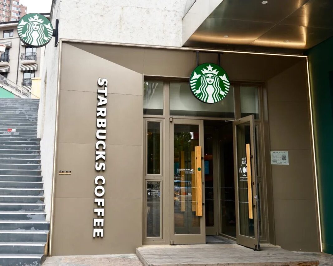 星巴克中國近期接連陷入輿論風波，取消「14薪」、紙杯與吸管供應商調整、咖啡豆及乳製品供應鏈更換等消息輪番引發討論。圖/取自微信