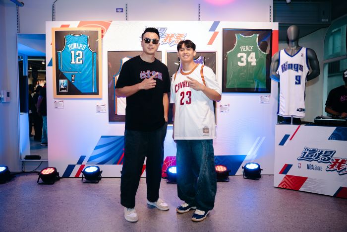 NBA夏日潮流派對 熱力登場 「台灣飛人」陳信安 國王隊實戰球衣首度公開展出 秀鏡實拍、DIY球員卡貼 更多沉浸式體驗就在NBA Store。圖/展逸提供
