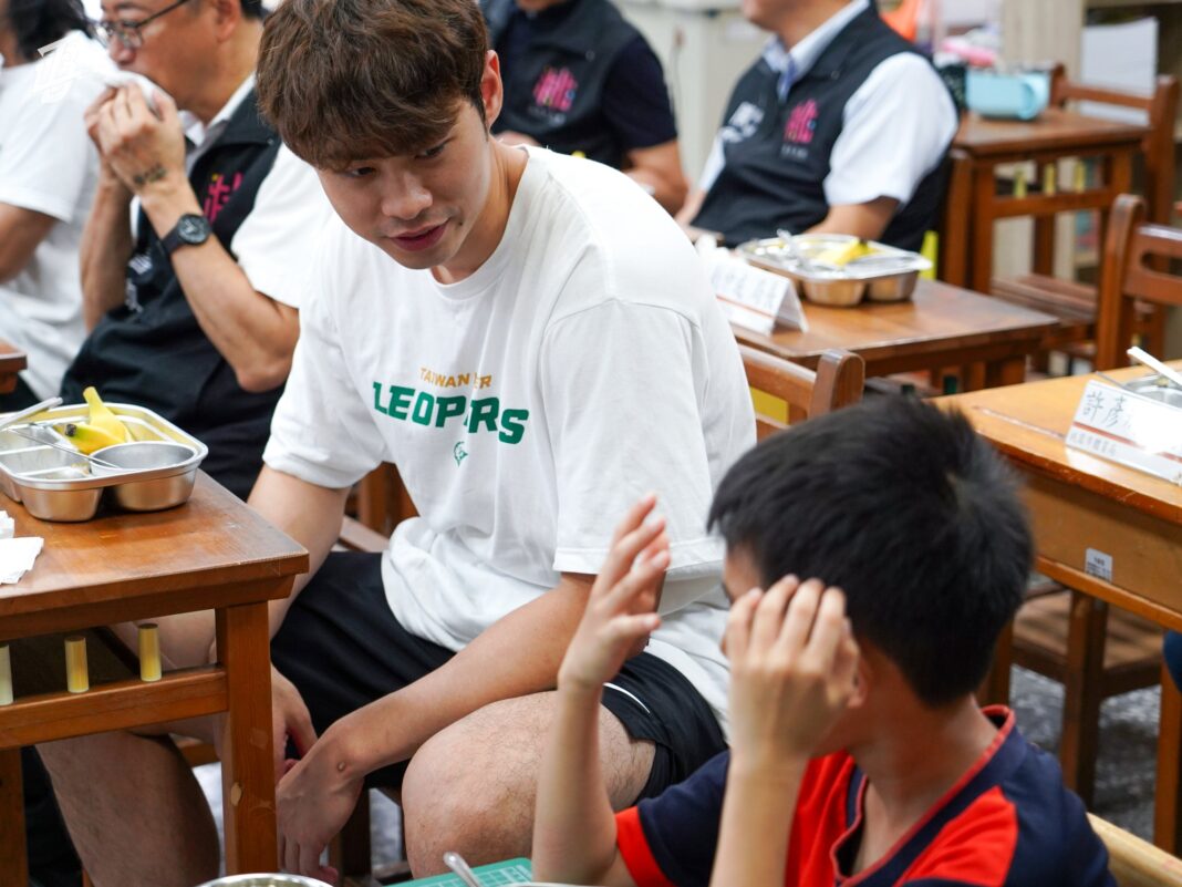 開學日張市長偕職籃球星陪學童吃午餐　張市長：選用在地食材、每餐再加碼6元。圖/台啤永豐雲豹提供