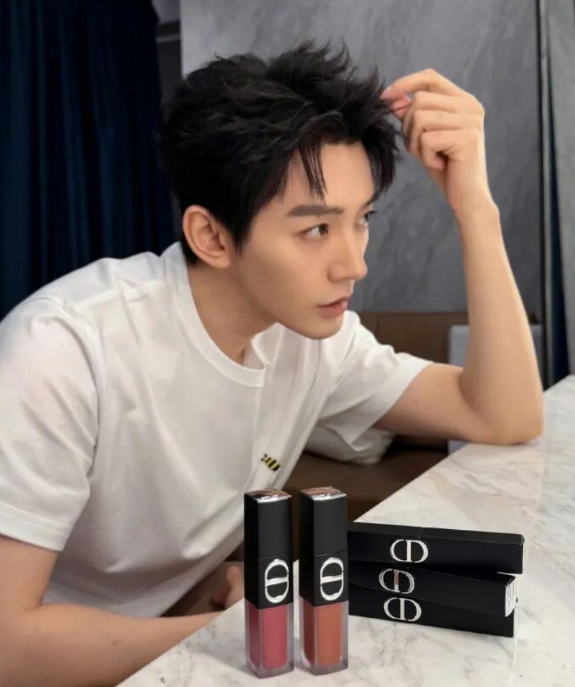 中國男星鄧為近日釋出一組全新美妝品牌形象照，以極簡穿搭詮釋品牌美學。 圖/取自微信