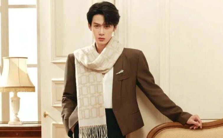 中國男星檀健次近日以Roger Vivier全球品牌代言人身分，演繹品牌七夕限定系列形象。圖/取自微信