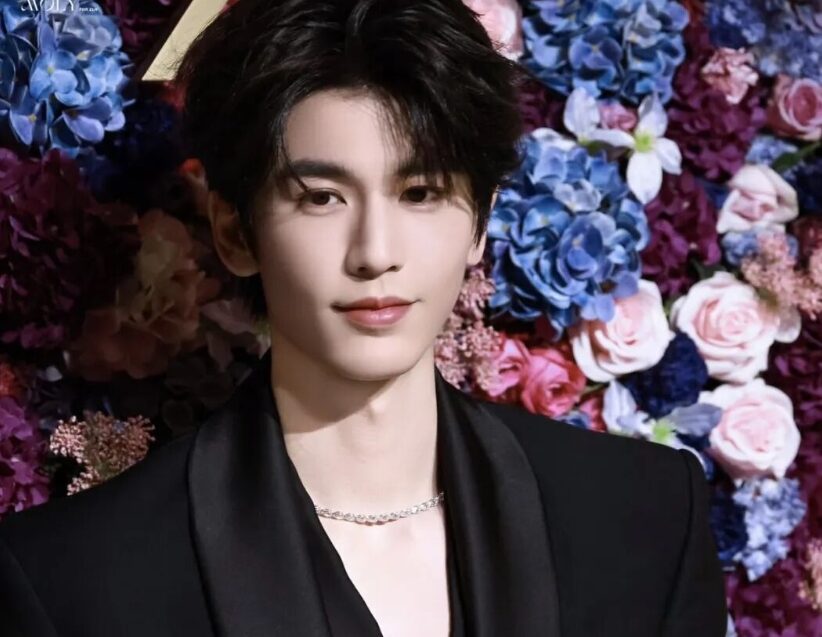 中國男星張凌赫近日出席珠寶品牌蕭邦（Chopard）「鑽石詩翩」展覽活動。圖/取自微信