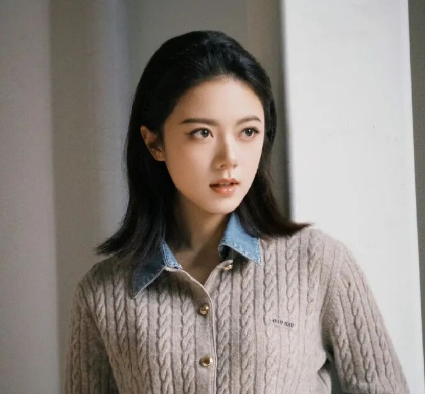 趙今麥演繹Miu Miu七夕美學　針織衫配牛仔裙詮釋少女感與叛逆氣質。圖/取自微信