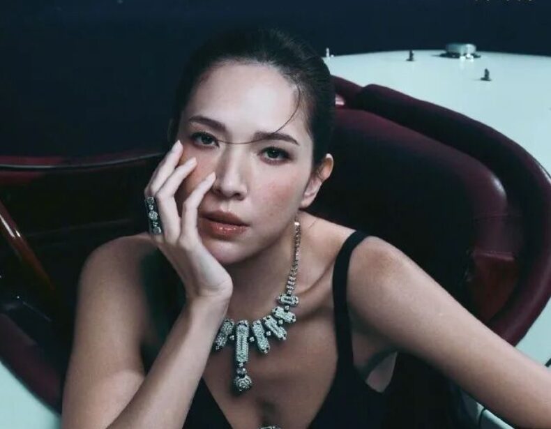 許瑋甯最新演繹香奈兒臻品珠寶（High Jewelry）造型。圖/取自微信