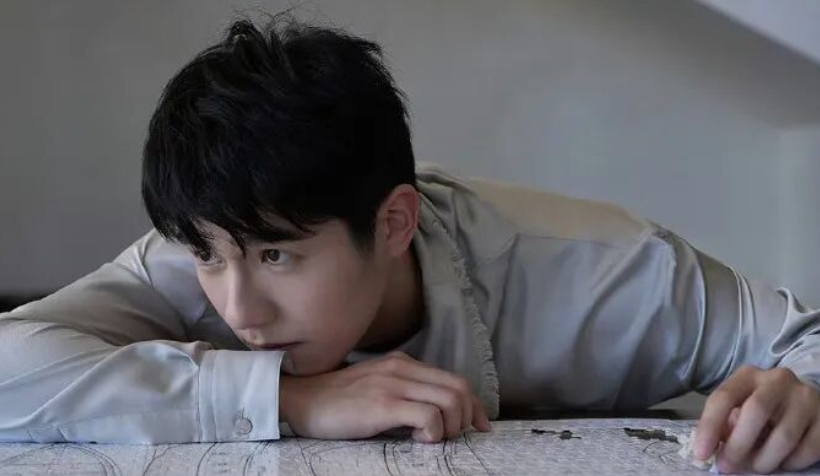 劉昊然登上《上城士》，以極簡造型拍出截然不同的男性時尚氛圍。圖/取自微信