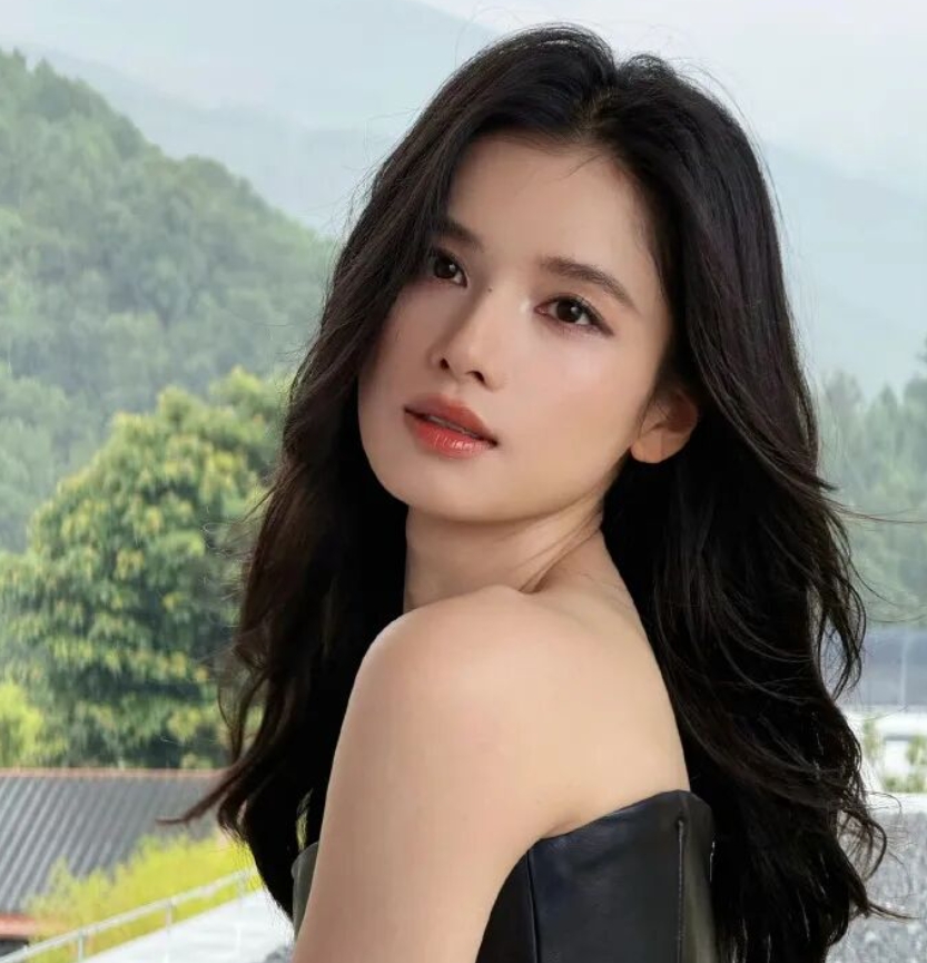 張婧儀亮相高珠活動　黑皮抹胸裙零珠寶成全場氣場黑馬。圖/取自微信