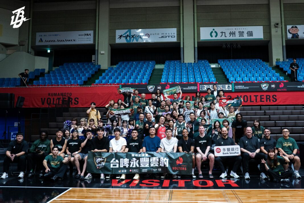 台啤雲豹85比80險勝熊本Volters 台日交流賽圓滿落幕 賽後攜手公益募資挺災區重建。圖/桃園台啤永豐雲豹提供