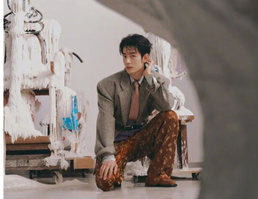 肖戰登VOGUE China銀十單人封　多套義式造型演繹男性時尚魅力。圖/取自微信