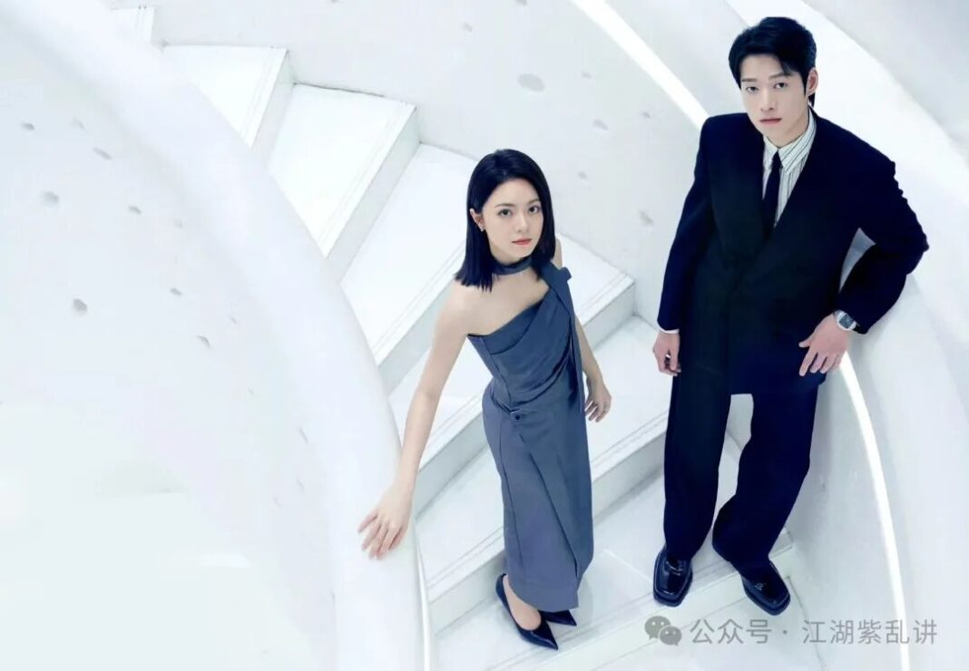 《無可替代》開播　魏大勳、趙今麥首度搭檔演繹職場博弈　成年人愛情在算計與心動間展開。圖/取自微博
