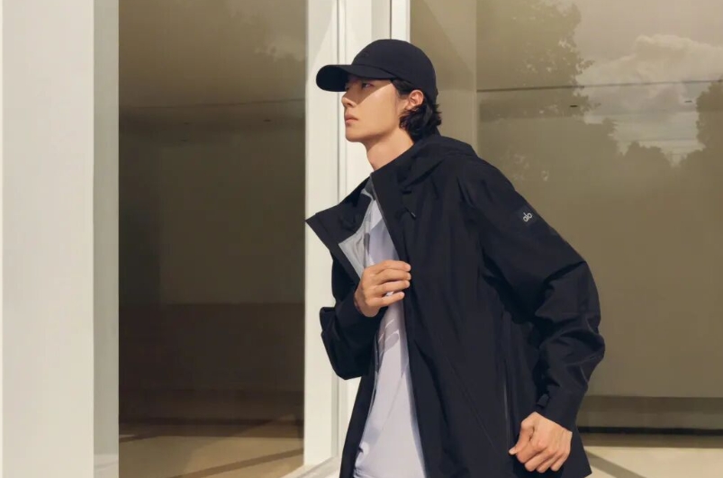 王一博演繹 ALO 第二輯時尚大片　藍棕撞色展現高級質感　摘帽造型掀起話題。圖/取自微信