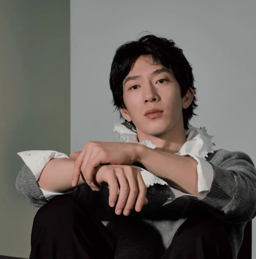 井柏然五度登《GQ》十月刊封面　攜《早春晴朗》栾念演繹雙重時尚魅力。圖/取自微信